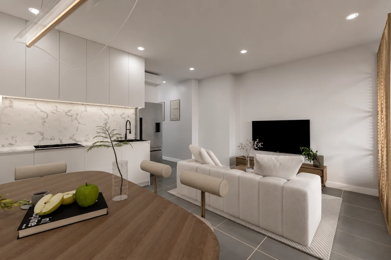 Cocina abierta y zona de estar de un apartamento en Madrid
