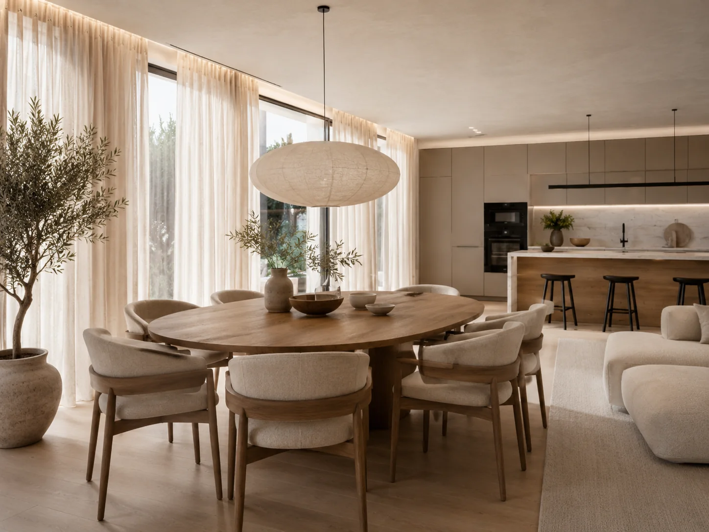 Comedor redondo abierto hacia la cocina y el salón