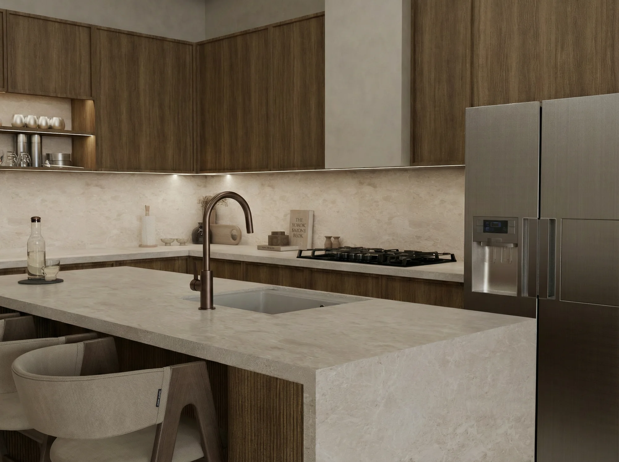 Cocina de madera oscura con isla de piedra clara