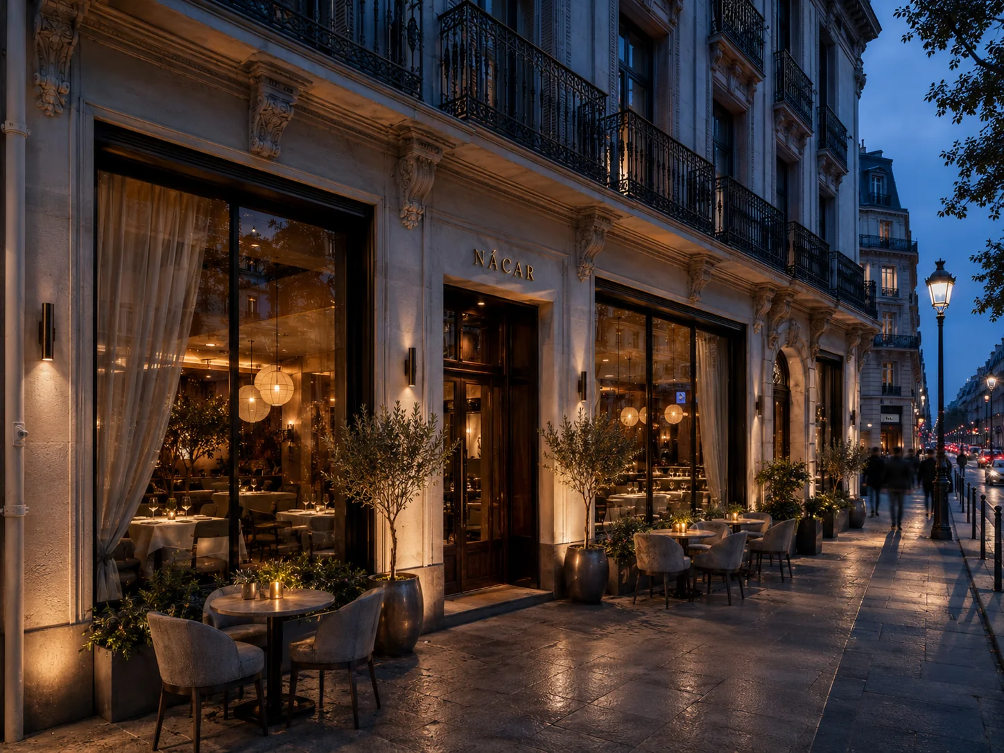 Fachada nocturna del restaurante Nácar en una calle de Madrid