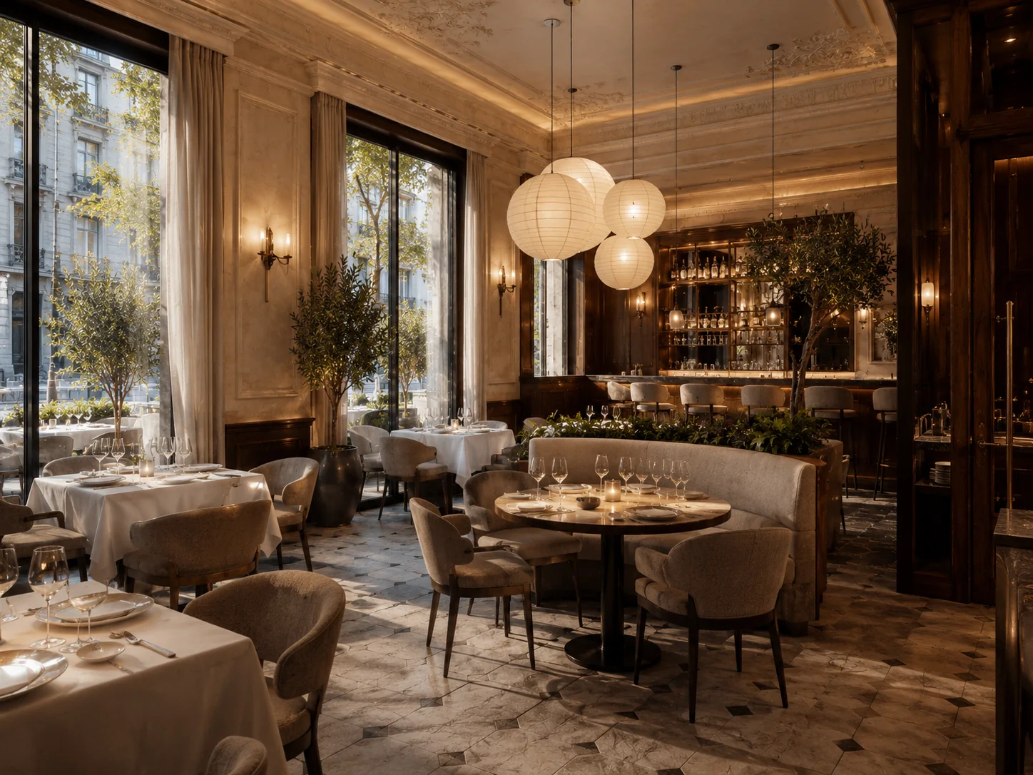 Comedor del restaurante con mesas curvas y lámparas esféricas