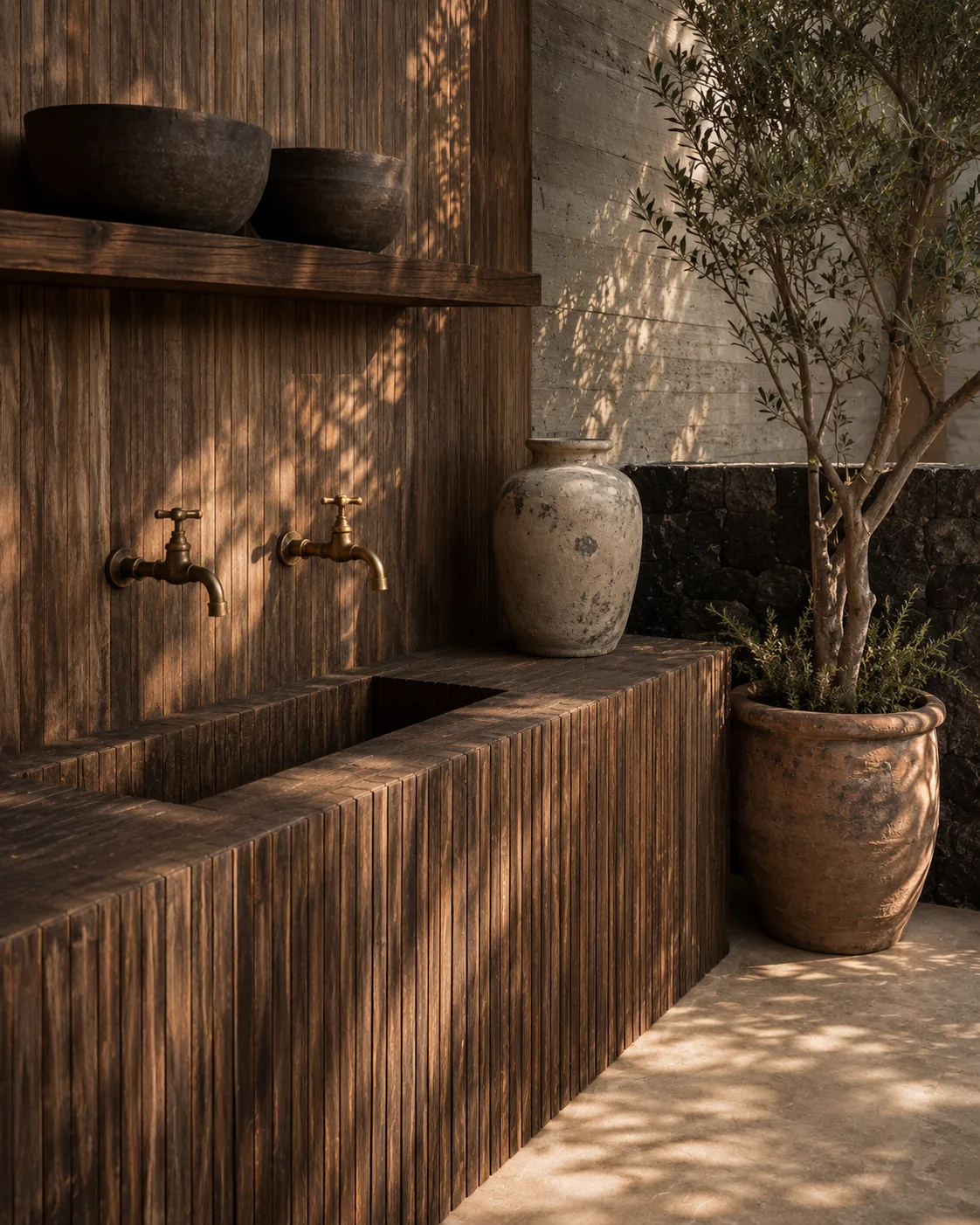 Mueble exterior de madera con lavabo y cerámica artesanal